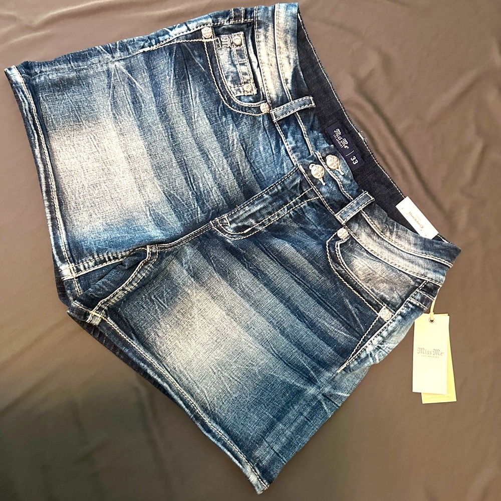 BNWT - Miss Me Mid-Rise Curvy Fit short embellished by sequence and crystals 33